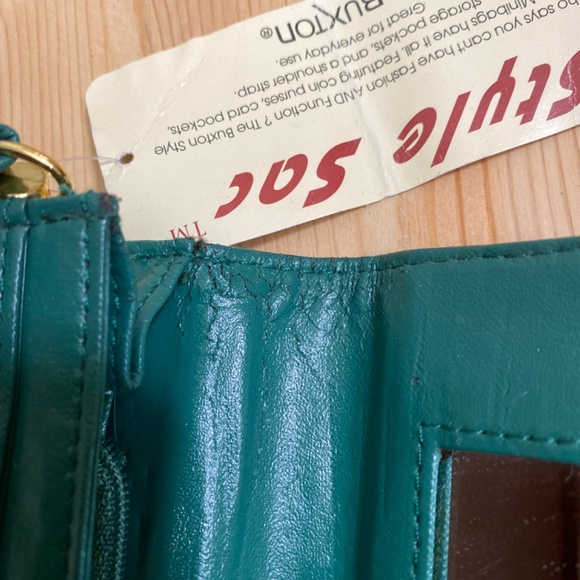 NWT  Leather Purse with Mirror and Inside Zipped Compartments, Key chain Holder - Picture 8 of 9